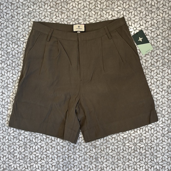 Tuckernuck Pants - Women's Tuckernuck Pleated Felix‎ Shorts in Olive, Size 6